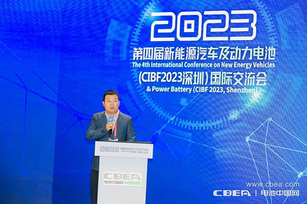 瑞浦蘭鈞營銷中心總經(jīng)理張小聰主持會議